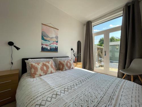 斯佩河畔格兰敦Seafield Lodge的一间卧室设有一张大床和一个窗户。