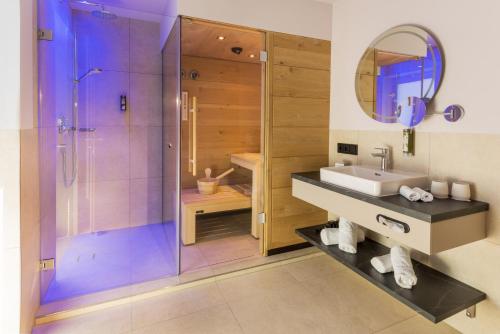 沃格尔Hotel Hennersberg的带淋浴和盥洗盆的浴室