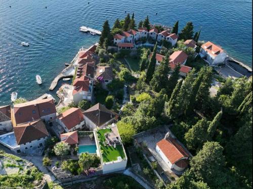 卢什蒂卡Villa Stella Rose的水面上岛上房屋的空中景观