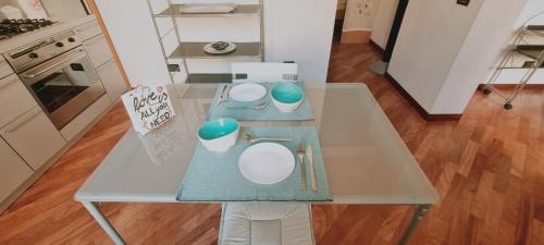 博洛尼亚crociali的厨房里的桌子和两个卫生间