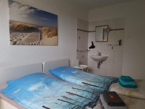 本特维施Pension Küstenkind的一间卧室配有床和水槽