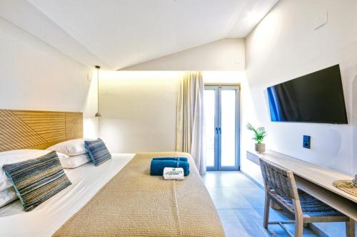 康托卡利Hidden Cove Corfu的酒店客房设有一张大床和一台电视。
