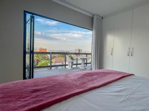 开普敦UysTUYS的一间卧室设有美景大窗户