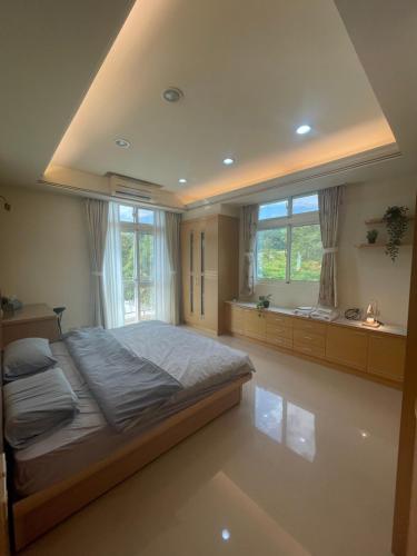 Dongshi石城88民宿的一间卧室设有一张大床和一个窗户。