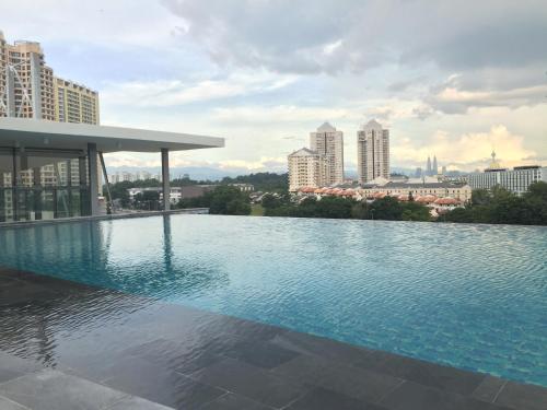 吉隆坡吉隆坡服务式套房签名酒店的一座城市建筑屋顶上的游泳池