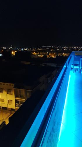 阿加迪尔Large Sea view studio的游泳池在晚上点亮