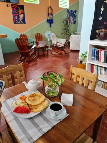 莫约加尔帕Hostal tortuga viajera的一张桌子上放着一盘早餐食品