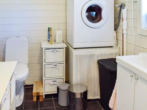 赫讷福斯Holiday home Hønefoss的一间带洗衣机和洗衣机的浴室。