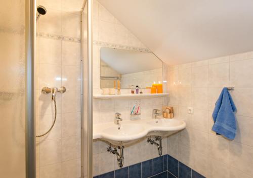 拉德施塔特陶尔努青年旅舍的一间带水槽和淋浴的浴室
