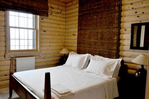 阿尔·阿尔兹Chalet de Charme, Cedars, Lebanon, Terrace Floor的小木屋内一间卧室,配有一张床