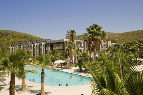 GuvercinlikGreen Bay Resort & Spa - All Inclusive的一个带棕榈树大型游泳池的度假酒店