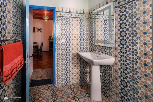 舍夫沙万Casa Plasa Grande CHAOUEN的一间带水槽和镜子的浴室