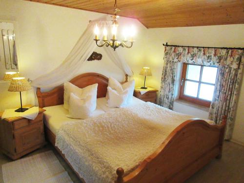 滨湖瓦京Plattenberger Hof的一间卧室配有一张带天蓬的大床