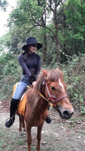 博卡拉Dulcify cottage sarangkot的骑马的女人