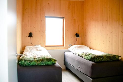 阿克雷里Hulduland 1, Hálönd, Akureyri的带窗户的客房内的两张床