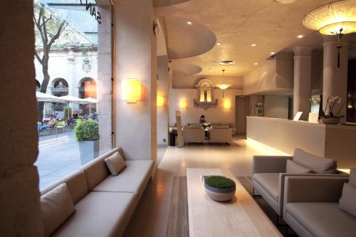 巴塞罗那Hotel Sant Agustí的客厅配有沙发和桌子