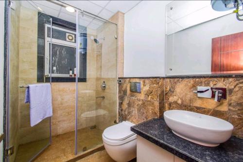 西姆拉Skylight BNB 3BHK Shimla的浴室配有卫生间、淋浴和盥洗盆。
