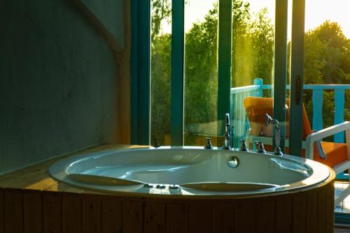 费特希耶Yonca Lodge的带窗户的浴室内的大浴缸