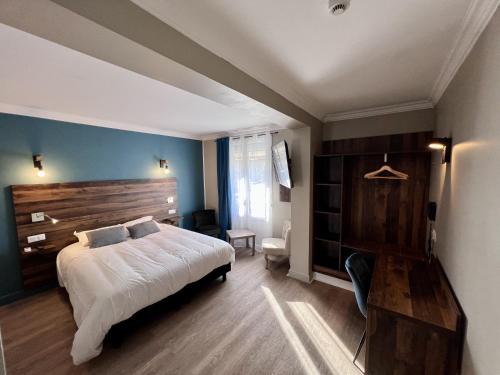 维特里勒弗朗索瓦Logis Hôtel Spa la Poste的一间卧室设有一张大床和一个木制床头板