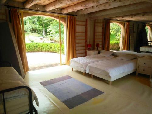JurançonVilla de 4 chambres avec piscine privee terrasse amenagee et wifi a Jurancon的一间卧室设有一张床和一个大窗户