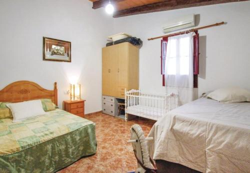 拉马丽娜Villa Teresa的一间卧室配有两张床和一张婴儿床。