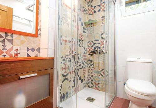 拉马丽娜Villa Teresa的一间带卫生间和玻璃淋浴间的浴室