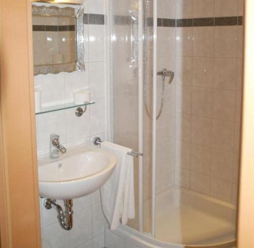 Sankt Marein bei Graz多尔夫沃特酒店的一间带水槽和淋浴的浴室