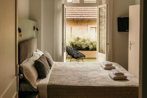 莱塞齐耶德泰阿克克罗马努酒店的一间卧室配有带毛巾的床