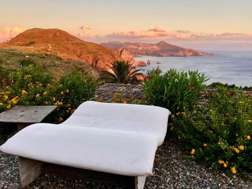 利帕里Case Quattrocchi的坐在山顶上,靠海的白色椅子