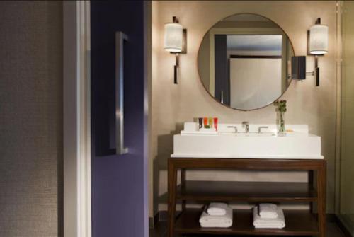 凤凰城凤凰城市景金普顿帕洛玛酒店的一间带水槽和镜子的浴室