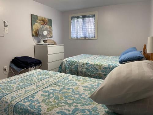 科纳布鲁克Rivers End Motel的酒店客房设有两张床和窗户。