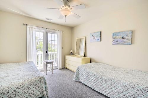大洋城Ocean City Family Getaway about Qtr-Mi to Beach!的一间卧室配有两张床和吊扇