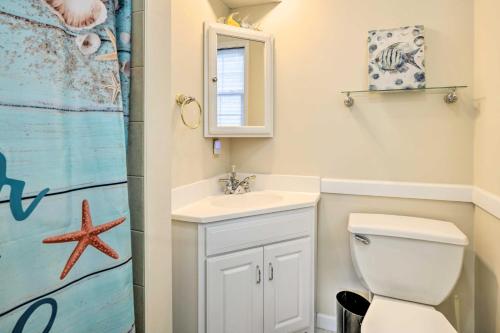 大洋城Sunny Ocean City Retreat about Qtr-Mi to Beach!的一间带卫生间、水槽和镜子的浴室