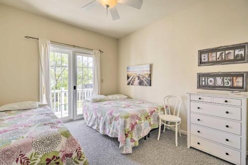 大洋城Sunny Ocean City Retreat about Qtr-Mi to Beach!的一间卧室设有两张床、一个梳妆台和窗户。