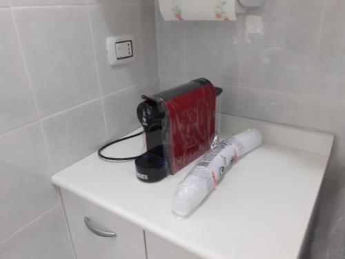 都灵HOTEL OFFRE THE BULL STADIUM的浴室内台面上的一个烤面包机