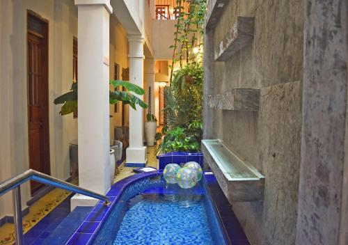 圣玛尔塔Casa Rosa - Alma Hotels的一座建筑物中央的游泳池