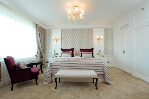 伊斯坦布尔伊斯坦布尔WOW酒店的一间卧室配有一张大床和一个吊灯。