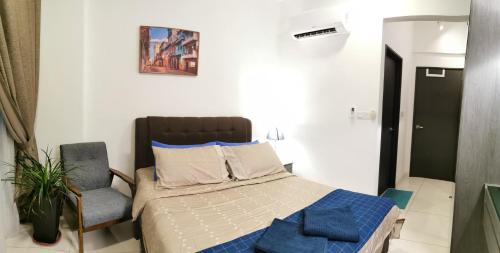 莎阿南Aldridge Residence Executive Suite 2B@Shah Alam的一间小卧室,配有一张床和一把椅子