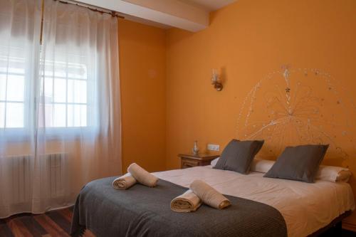 蒙福特·德·莱蒙斯Hostal Galicia的一间卧室配有两张带毛巾的床