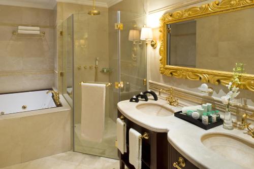 多哈多哈沃里克酒店的一间带水槽、淋浴和镜子的浴室
