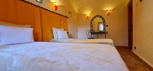 斯库拉艾特本摩洛黛米耶特酒店的酒店客房,设有两张床和镜子