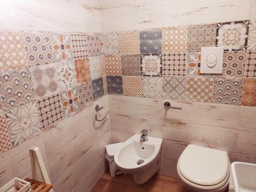 莫尔费塔La Maison apartment的一间带卫生间和水槽的浴室