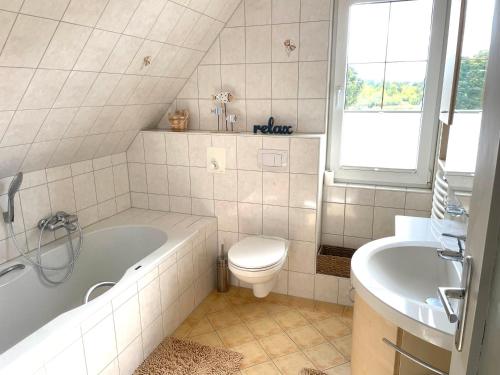 普劳西Ferienhaus Rupnow Plau am See的带浴缸、卫生间和盥洗盆的浴室