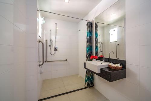 塞古罗港SunBahia Praia Hotel的一间带水槽和镜子的浴室