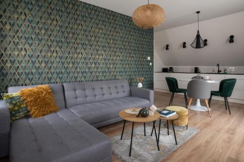 索普隆Cesar Apartman的客厅配有沙发和桌子