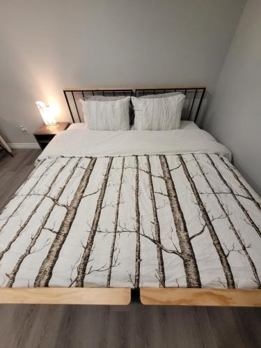 多伦多Guest House Basement - Master Bedrooms in Bayview Village的一张带白色棉被和枕头的床