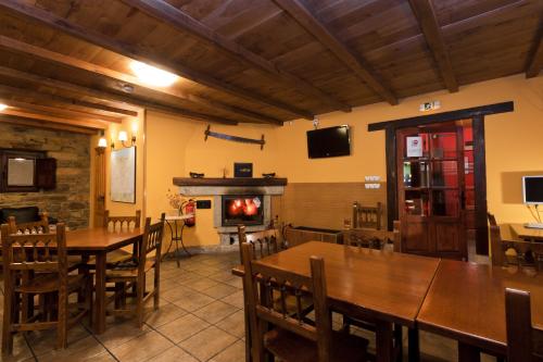 SámanoPosada Casa Rosalia的一间带桌椅和壁炉的餐厅