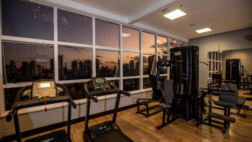 戈亚尼亚QS Marista Hotel的享有城市天际线景致的健身房