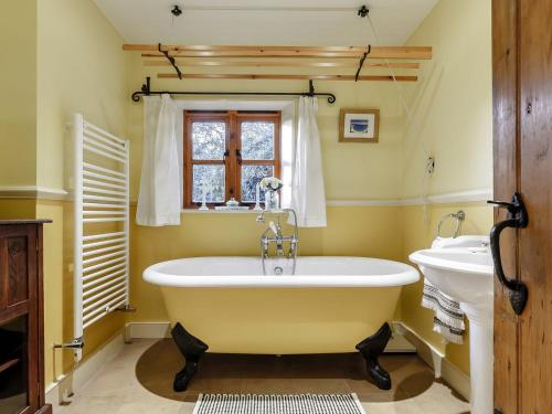 WetheringsettManor Cottage Bungalow的带爪足浴缸的浴室