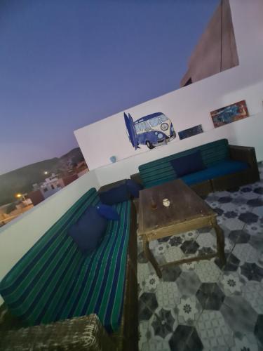 依索安LAFAMILIA SURF imsouane的客厅配有沙发和桌子